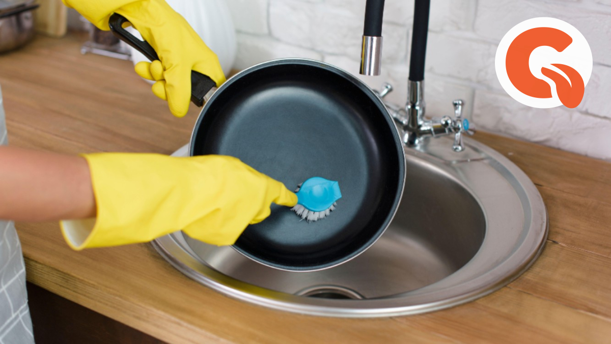 Как безопасно помыть посуду с антипригарным покрытием