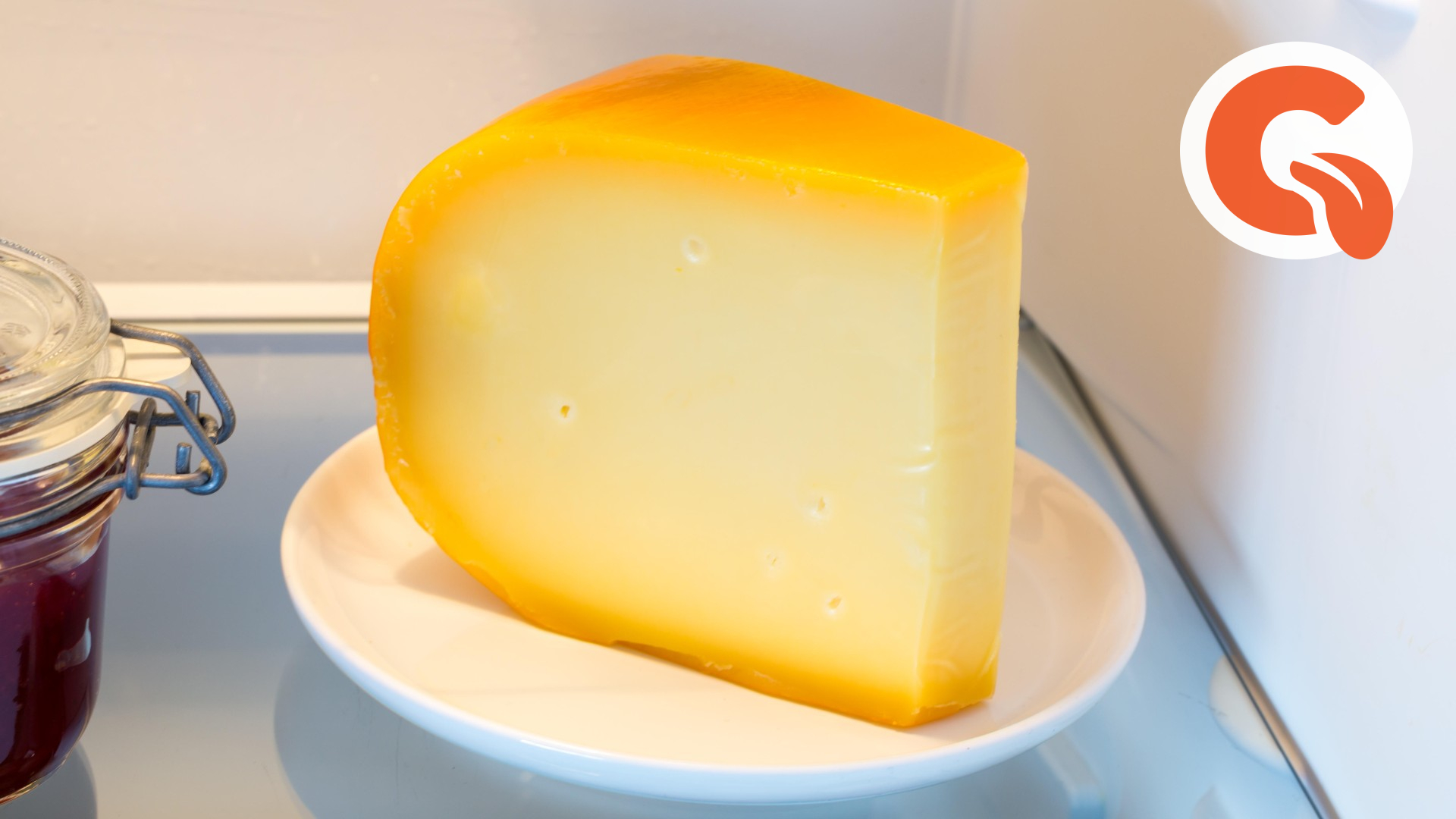 Почему сыр в холодильнике. Сыр в холодильнике. Хранение сыра в холодильнике. Подсохший сыр. Холодильник с сыром.